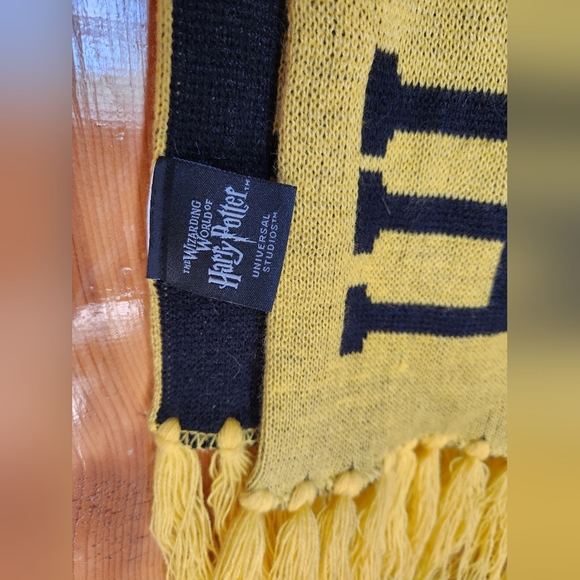 Hufflepuff Harry Potter Reversible Scarf - Picture 6 of 7